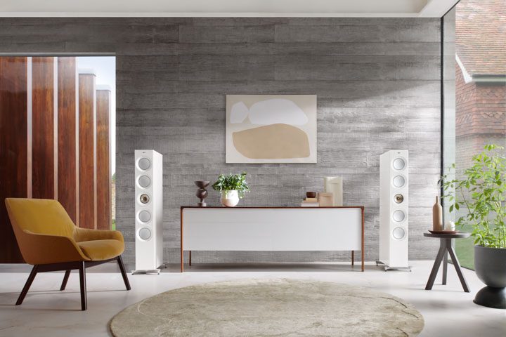 KEF_Reference_5_Meta_HighGlossWhiteChampagne_Lifestyle_Landscape
