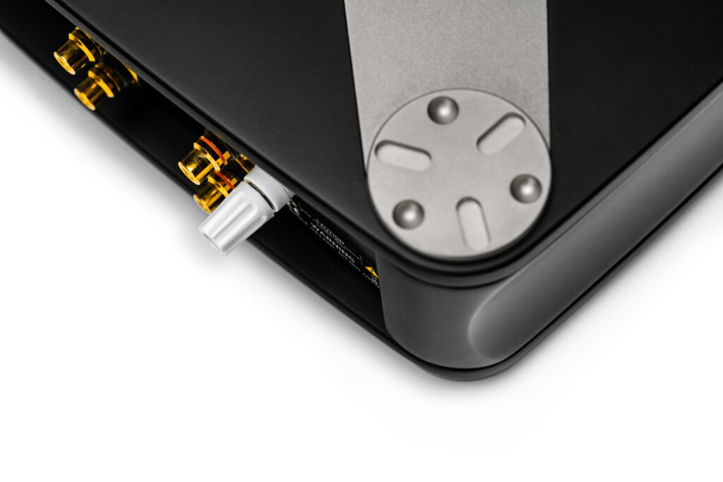 Aavik Acoustics R-580_Front_TopIsh