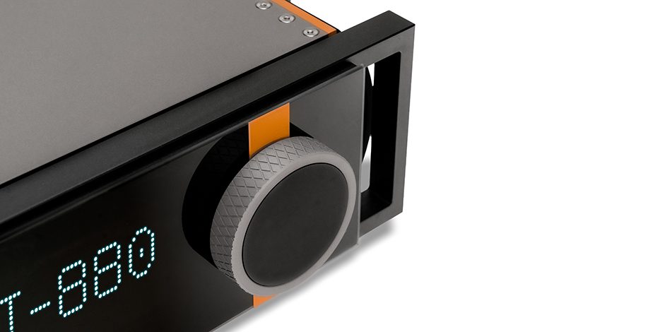 Aavik-I880-FrontSkewedLeft-CornerCutout-Close-VOLUME