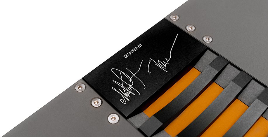 Aavik-I880-Top-TopAngle-Close-SIGNATURE